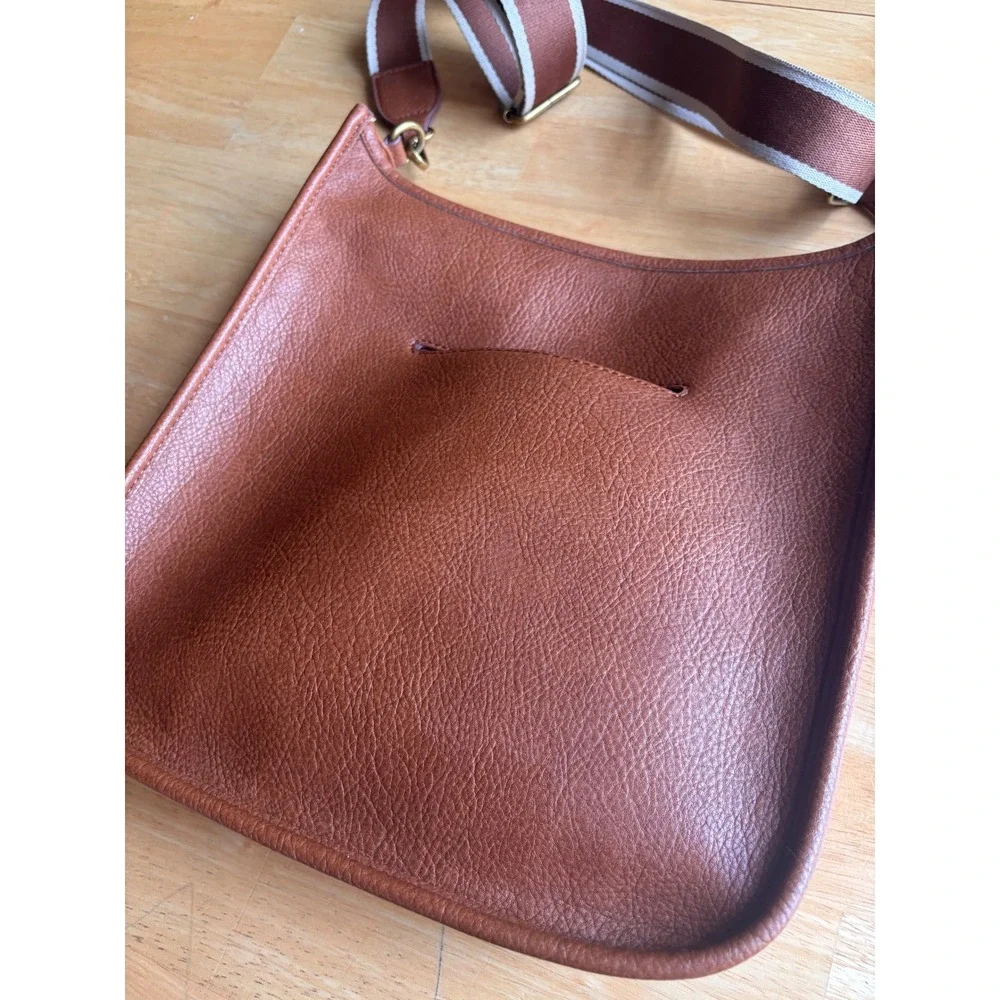 Crossbody Bag Womens Medium Cognac Brown Whipstitch Detail GREAT CONDITION
